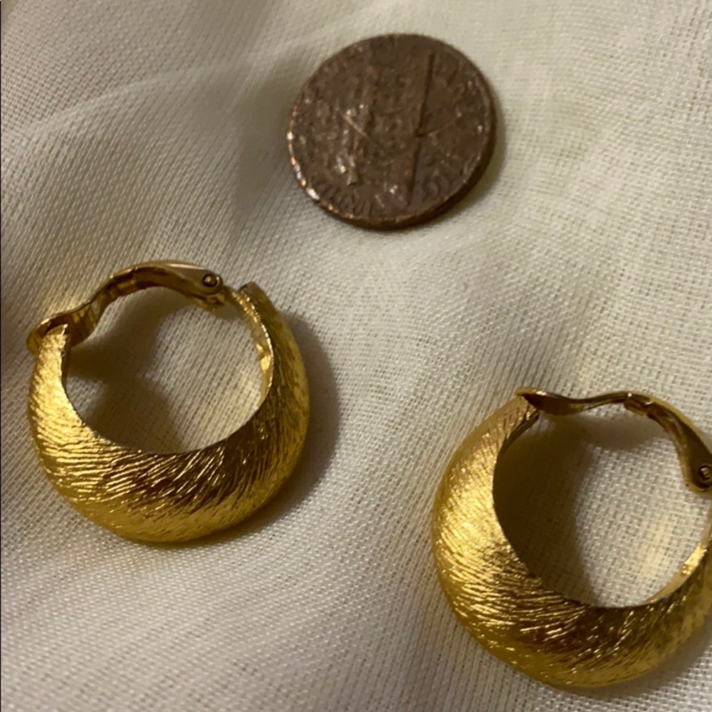 Trifari vintages Clip on earrings  beautiful